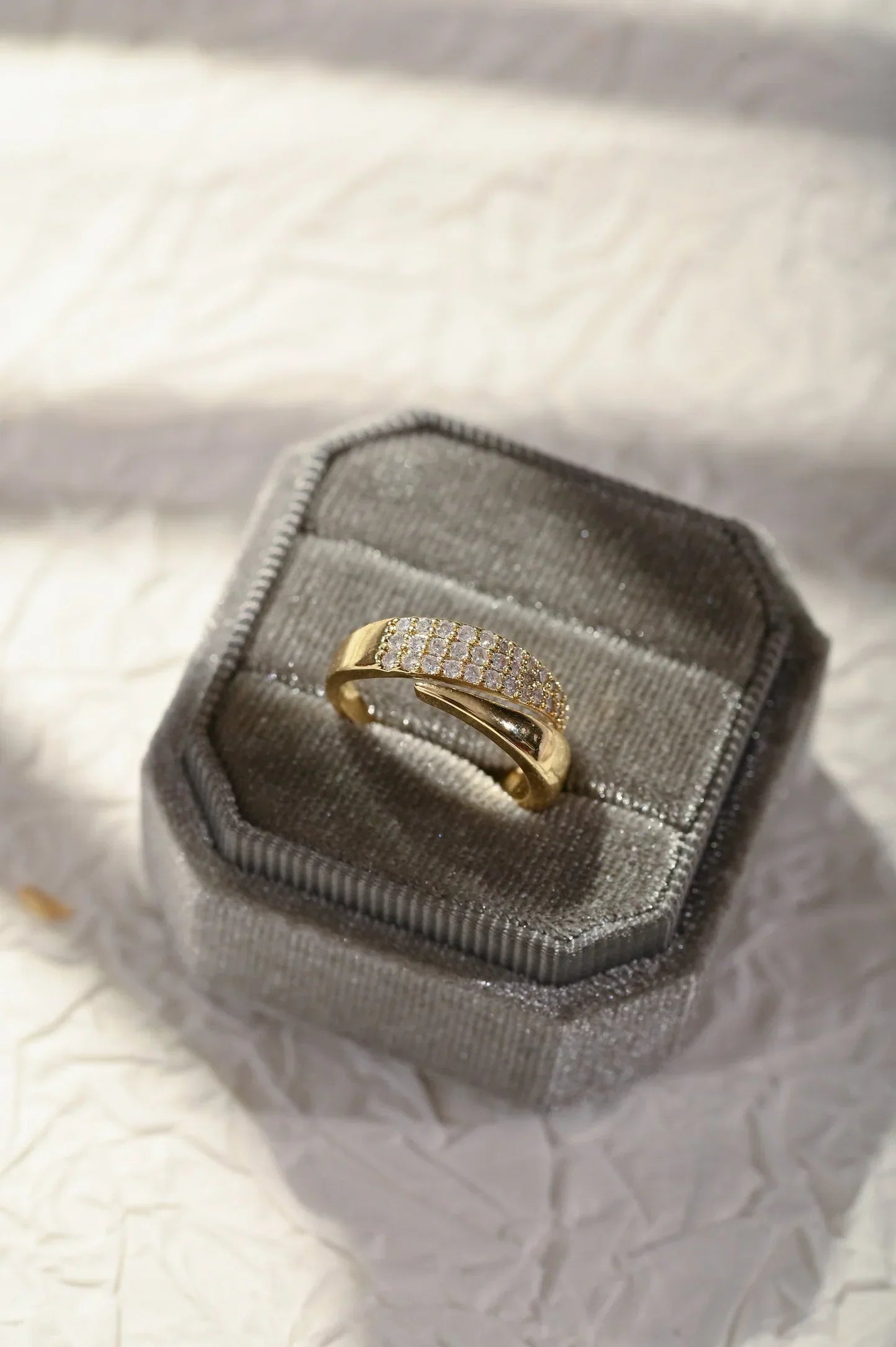 Coralisse™ Minimalist Gold Ring with Elegant Touch